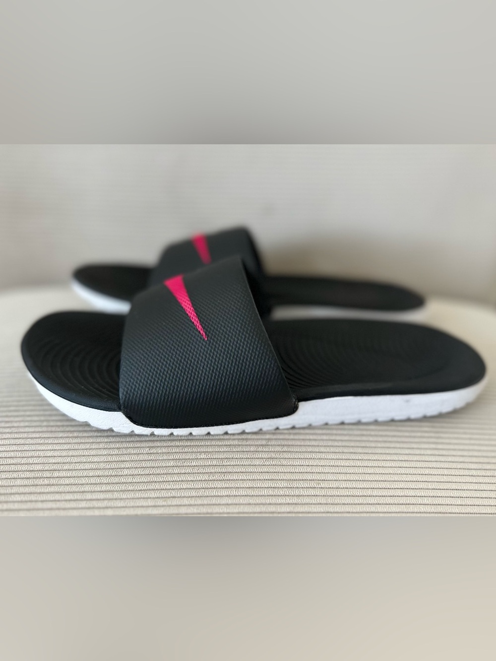 Nike Women’s Kawa Slide in the Black/Vivid Pink size 9 - Picture 3 of 8
